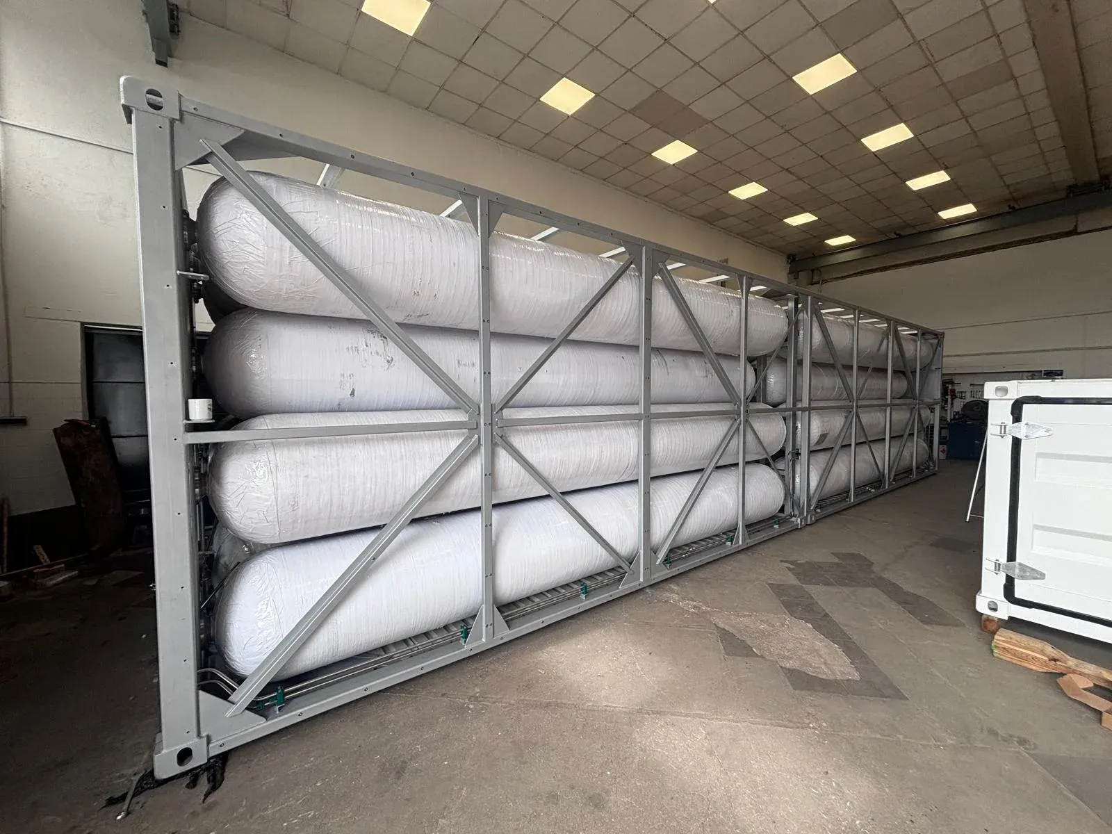 Exposed 40 ft HC MEGC frame with four rows of composite gas cylinders