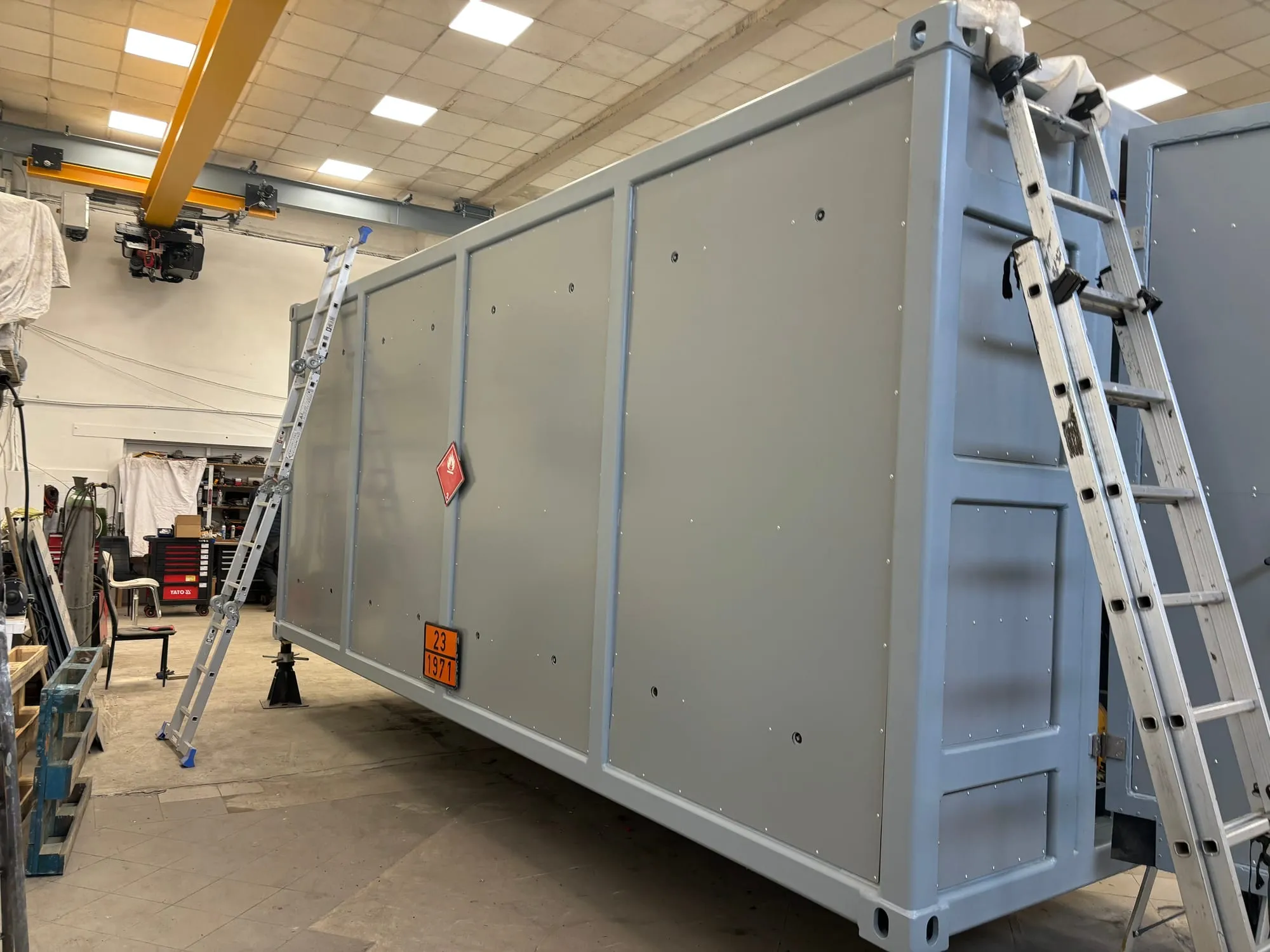 ADR-plated gas transport container built by Gaznet, painted and standing in the workshop