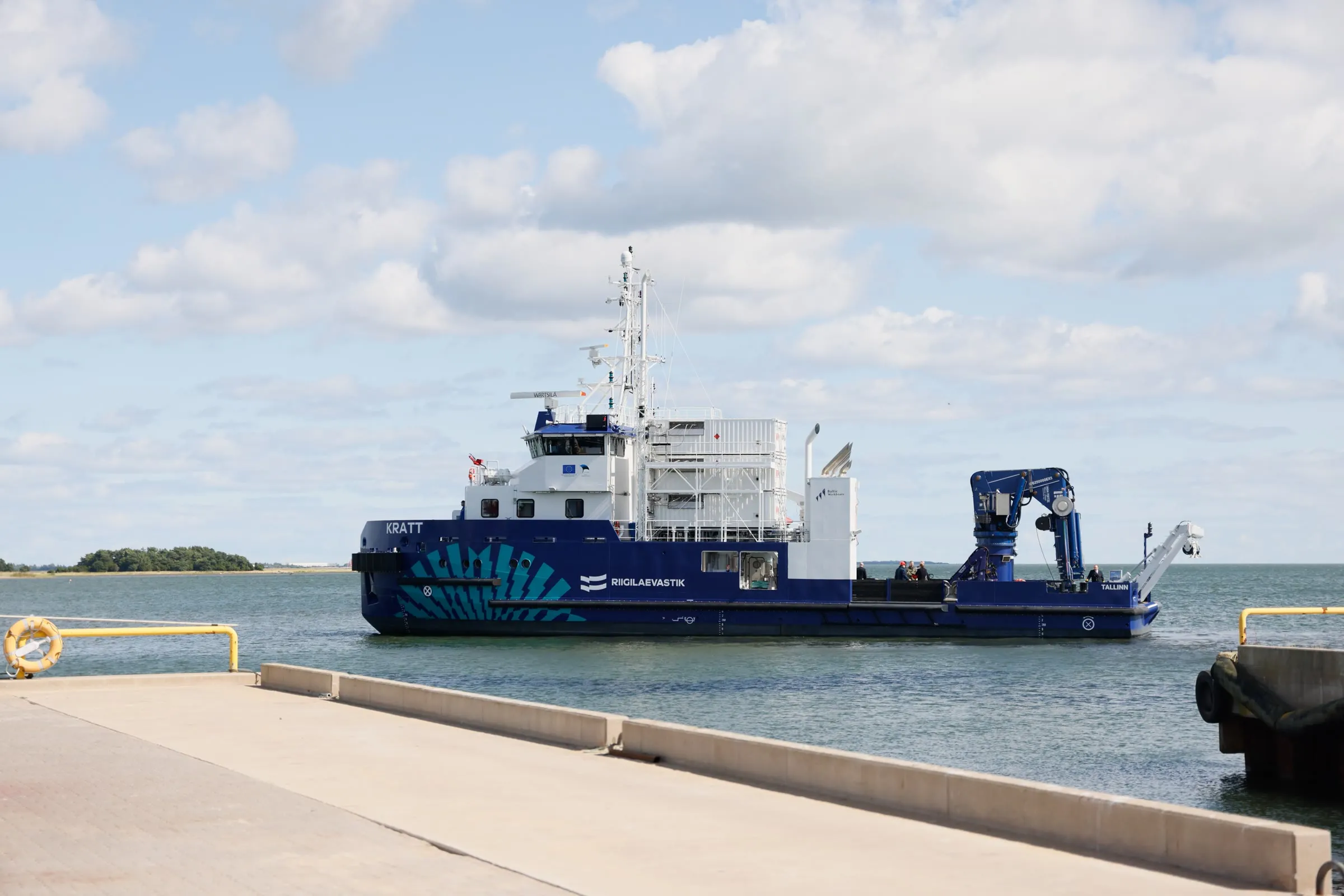 KRATT manoeuvring near the quay with its crane and deck-mounted CNG containers visible