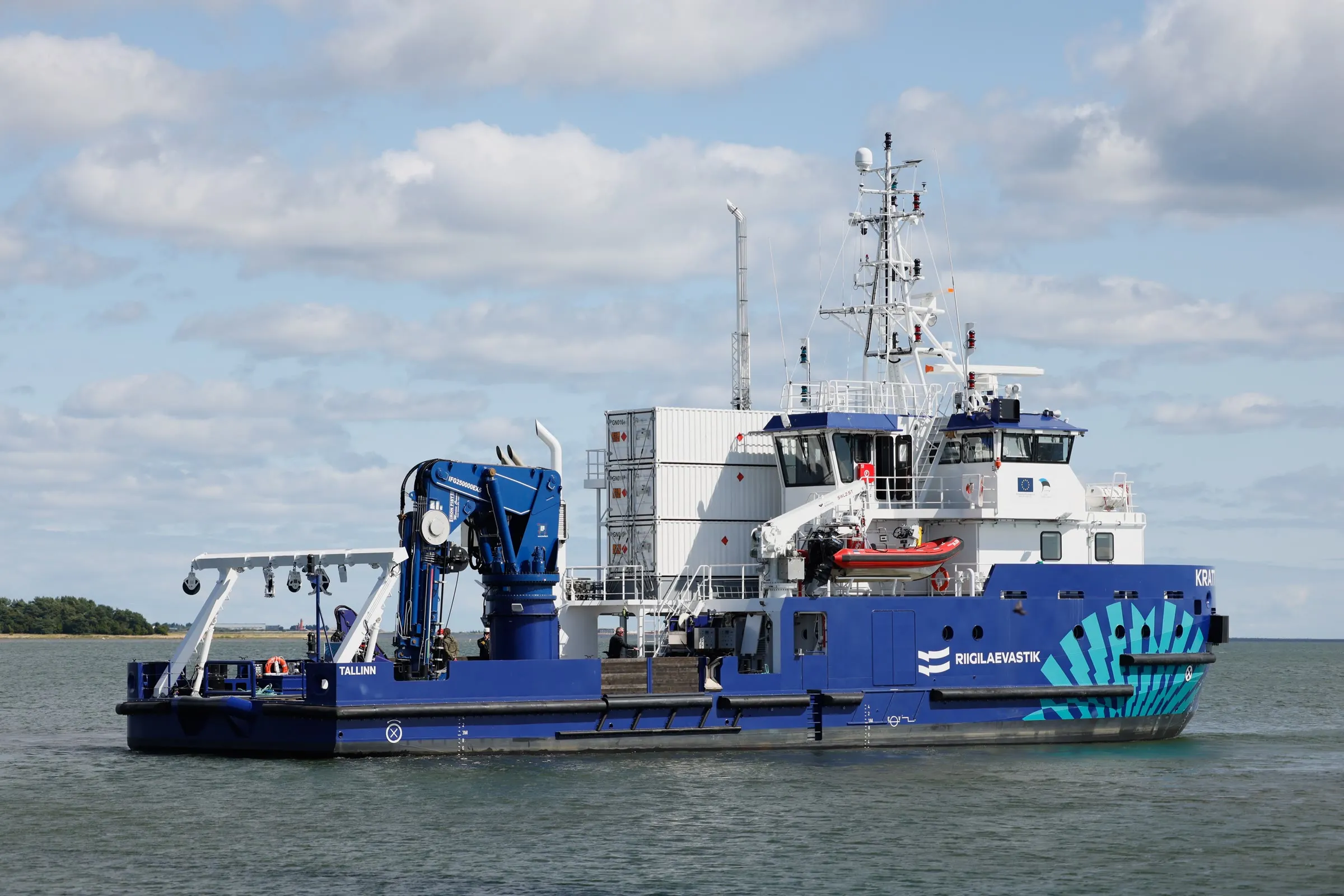 Side view of KRATT showing the deck-mounted CNG storage containers and working deck