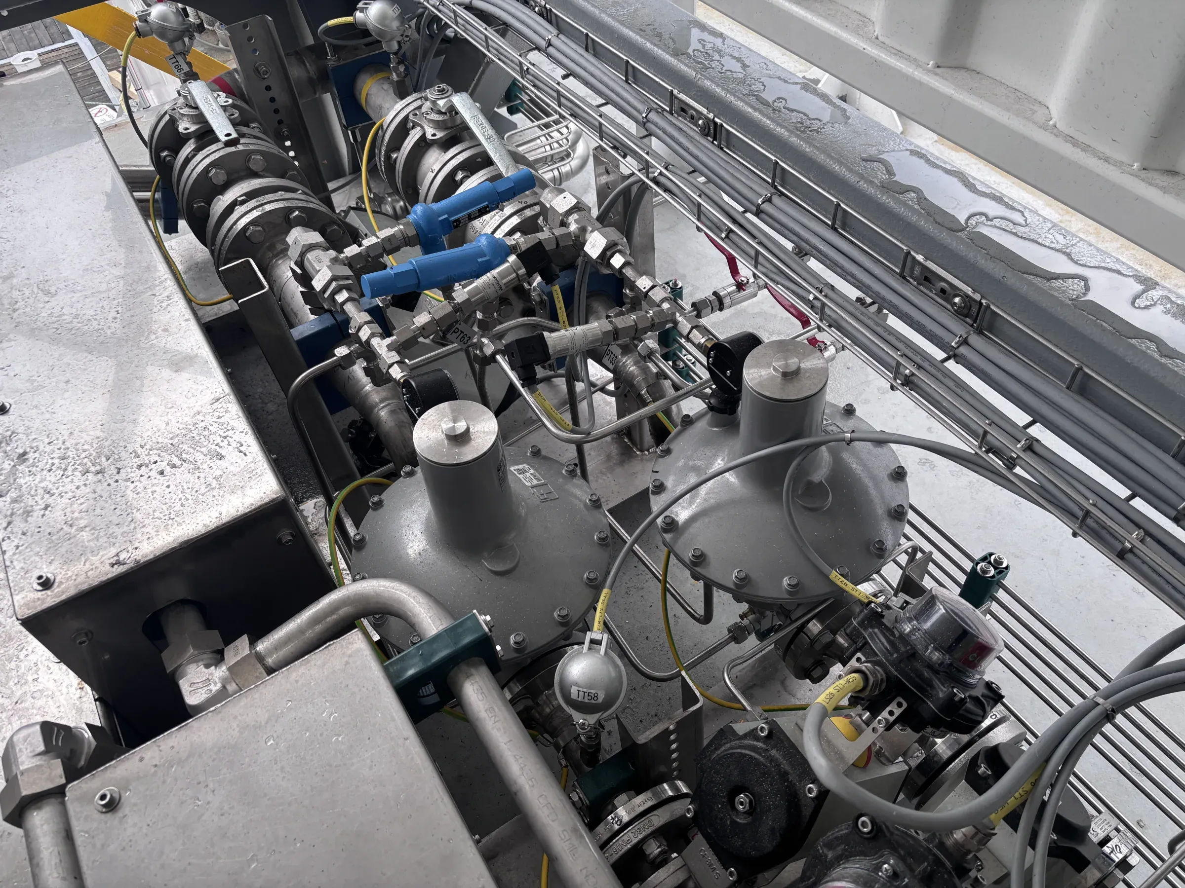 Valves, regulators and instrument lines inside a CNG pressure-reduction station