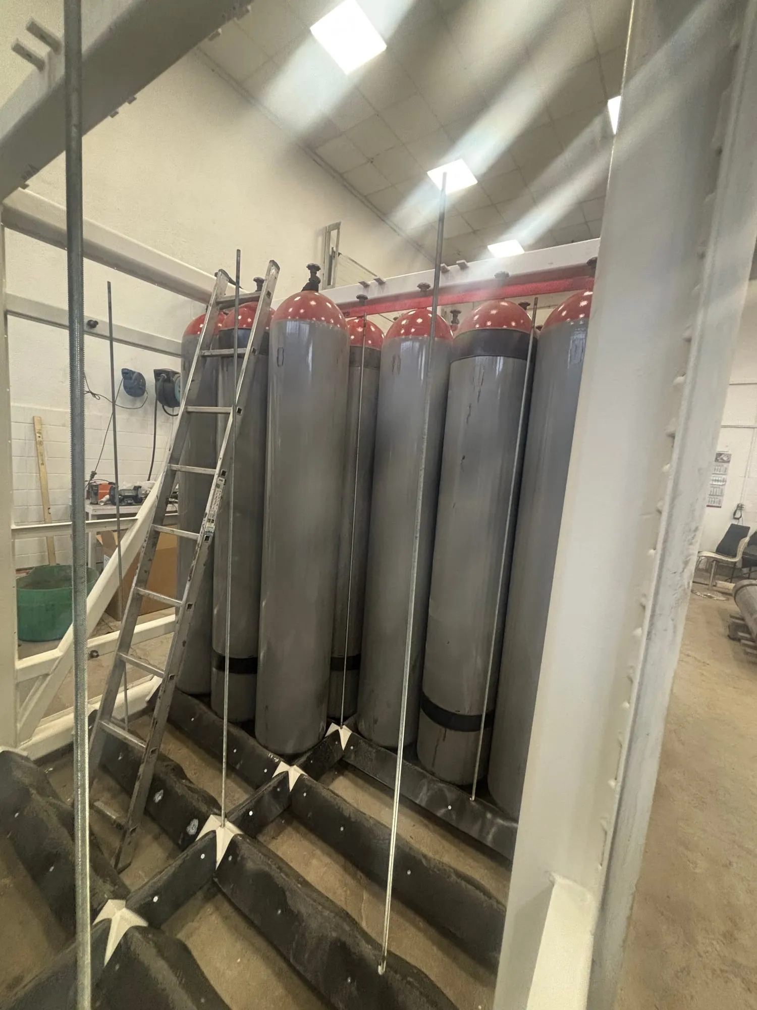 Steel cylinder pack standing in a container frame in the Gaznet workshop